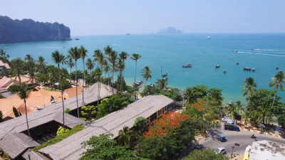 Vacation Village Phra Nang Inn Отели рядом с достопримечательностью «Blue Dragon Cabaret Show»