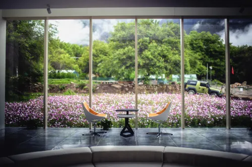 Glass Cube Villa Hotel di Mainling