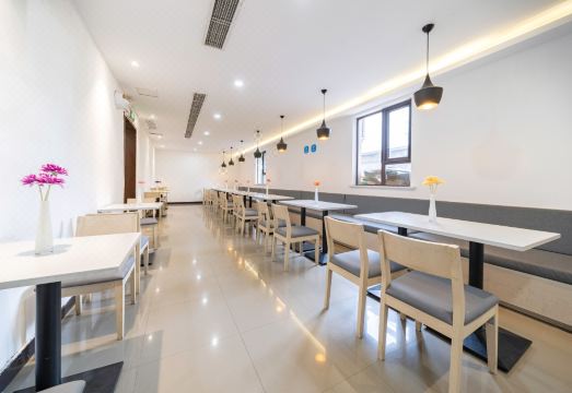 2. 온리 코트 호텔..