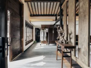 Eryi Town Blank Leaving Artist Hotel