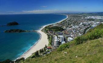 a panoramic view of a city by the ocean , with a beach visible in the distance at Cameron Thermal Motel