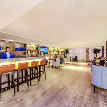 Echarm Hotel (Xingyi DCF Jushan Square)