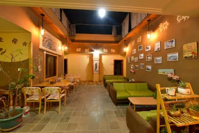 Dunhuang Moshanghua Theme Inn (Dunhuang Mingsha Mountain Crescent Spring Branch)