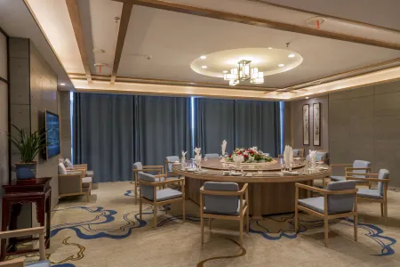 Hexi Corridor Grand Hotel Отели рядом с достопримечательностью «Mingsha Mountain And Crescent Spring»