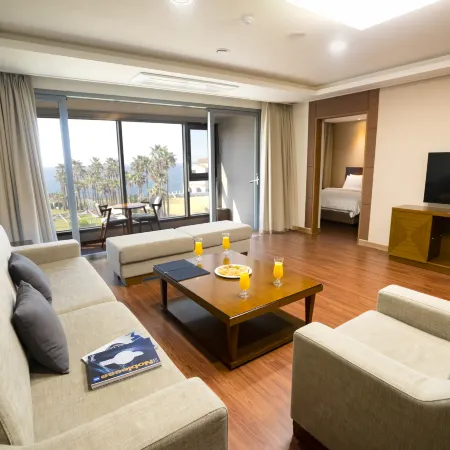 Uni Hotel Jeju Отели рядом с достопримечательностью «Публичная библиотека в городе Эволь»