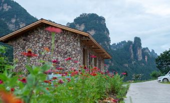 Floral Hotel·Banpo Huiwang Mountain Residence Homestay (Zhangjiajie Forest Park Store)