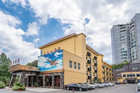 Guifei Hotel Отели рядом с достопримечательностью «Yuantong Temple»