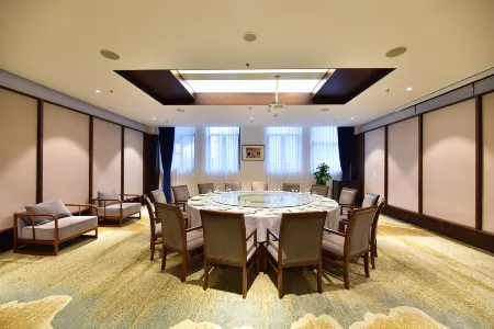Zheda Yuanzheng International Hotel Отели в г. Хайнинг