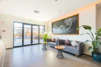 Huayi Collection Hotel (Beijing Xinguozhan Capital Airport)