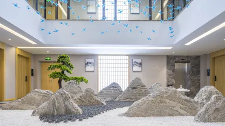 Manyuegu Holiday Hotel Отели рядом с достопримечательностью «Xianghe Square»