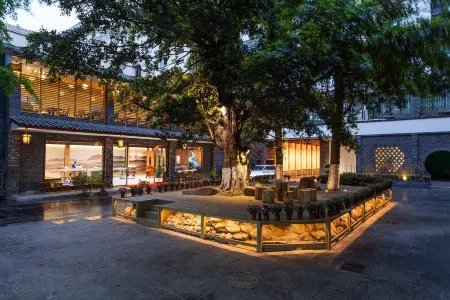 Lancheng Yuerong Food Culture Hotel Отели рядом с достопримечательностью «Chengdu Zhiye Jishu College»