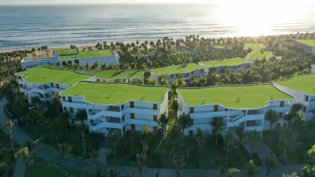 Selectum Noa Resort Cam Ranh Отели рядом с достопримечательностью «Пляж Бай Дай»