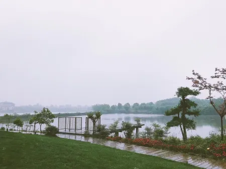 Shuicai Shenghuo Jiaoye Hostel Отели рядом с достопримечательностью «Xiangyang Vocational and Technical College»