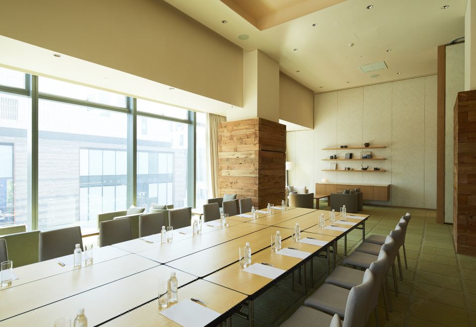 무지 호텔 선전의 미니멀한 디자인 로비