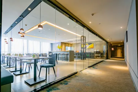 Homeinn Selected Hotel (Chengdu Longquan International Auto City Headquarters Economic Port) Отели рядом с достопримечательностью «CPC Chengdu Longquanyi District Committee Party School»