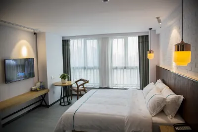 晶凱思ホテル(陶家嶺地下鉄駅人信匯) Hubei Broadcast University Athletic Field周辺のホテル