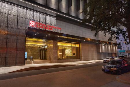 Hilton Garden Inn (Dandong Huiqiao) Отели рядом с достопримечательностью «Yalu River Broken Bridge»