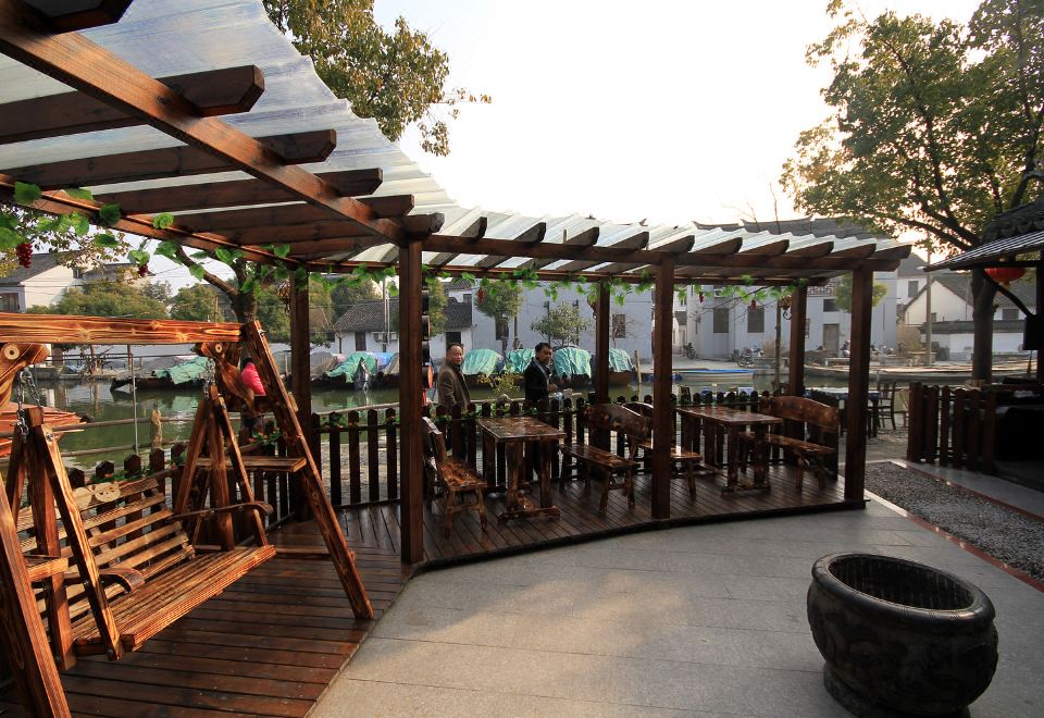 Zhouzhuang Silver Creek Inn Over view