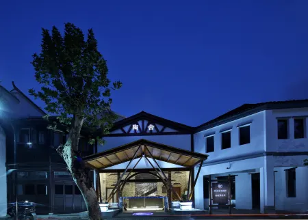 Taoshe Resort Hotel (People's Square Taoyangli Scenic Area Branch) Отели рядом с достопримечательностью «Moon Lake Scenic Area»