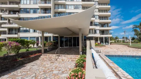 Southern Cross Beachfront Holiday Apartments Отели рядом с достопримечательностью «Парк Джон Лос»