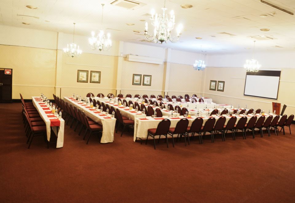 Cresta Jameson Hotel Over view