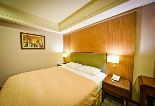 [선라이즈 비즈니스 호텔의 깔끔하게 정리된 침대 사진]