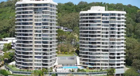 Gemini Court Holiday Apartments Отели рядом с достопримечательностью «Парк Джон Лос»