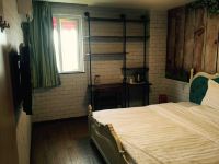 红专屋公寓(广州番禺广场地铁站店) - 欧式复古怀旧大床房