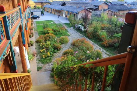 Lugu Lake Hualou Hotel Отели рядом с достопримечательностью «Zouhun Bridge (Walking Marriage Bridge)»