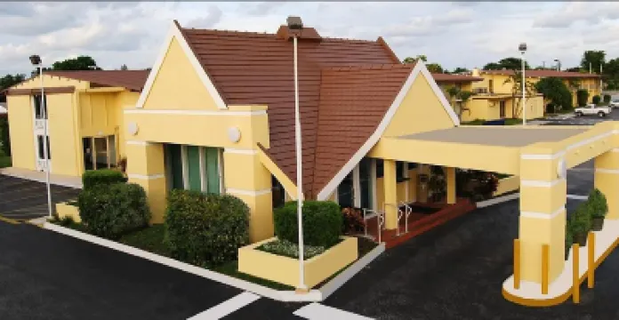 The Hollywood Gateway Inn Hotels near T.Y. (Topeekeegee Yugnee) Park