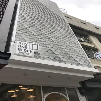 Bed One Block Hostel Hotel dekat Stasiun BTS-Ratchathewi