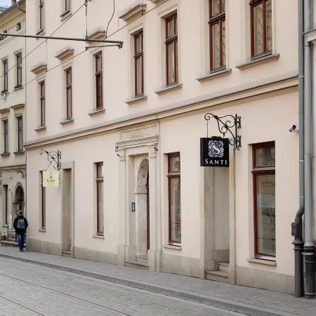 Hotel Santi Отели рядом с достопримечательностью «Базилика Святой Троицы»