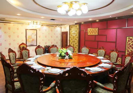 Jinfeng International Hotel Отели в г. Мацинь