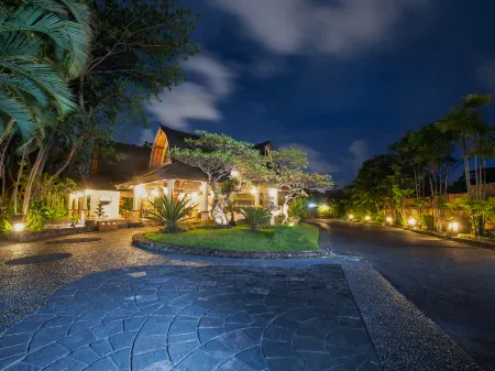 Hotel Vila Lumbung Отели рядом с достопримечательностью «Бамбак Парк Виллас»