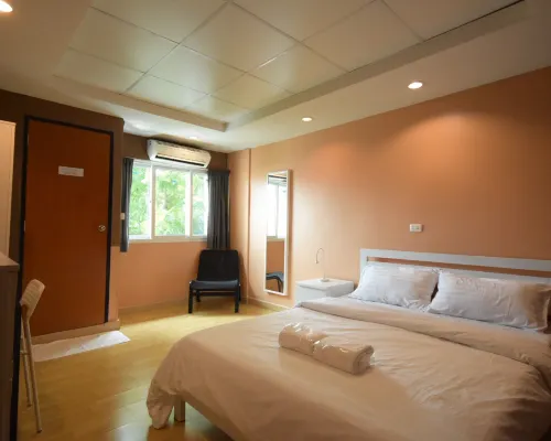Room@Doze Hotels near Wat Cholapratan