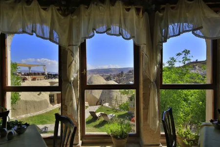 Traveller's Cave Hotel Отели в г. Горем