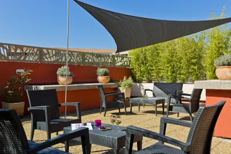 RockyPop Marseille Hôtel Отели рядом с достопримечательностью «Arc de Triomphe ( Porte d'Aix )»