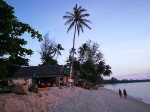 Lipa Lodge Beach Resort