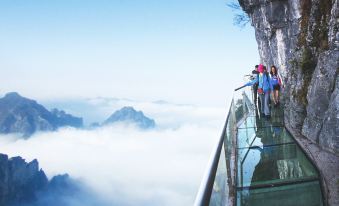 Me Young Me House Hotel (Zhangjiajie Zhongshang Plaza Dayong Ancient City)