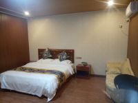 惠东双月湾滩之旅度假公寓 - 豪华大床房