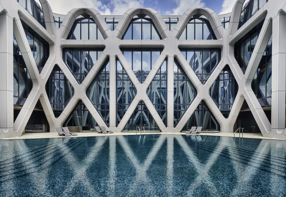 모르페우스 호텔의 웅장한 내부 로비 전경