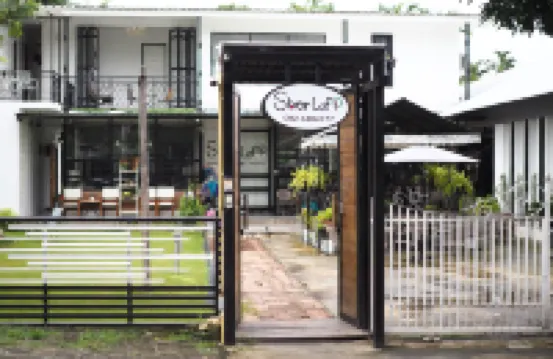 Sherloft Home & Hostel Hotels near وات فرا سينغ