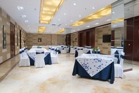 zhangye  hotel Отели рядом с достопримечательностью «Zhangye Colorful Danxia Scenic Spot»