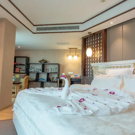 Excemon Beihai Beach Hotel（Yintan Chaodiao Square Store）