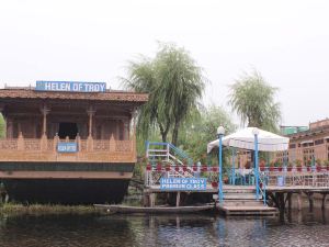 Houseboat Helen of Troy