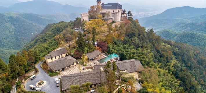 naked Castle Resort Hotel di Deqing