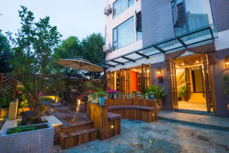 Dian Chi Lake Villa Отели рядом с достопримечательностью «Kunming Xishan Scenic Resort»