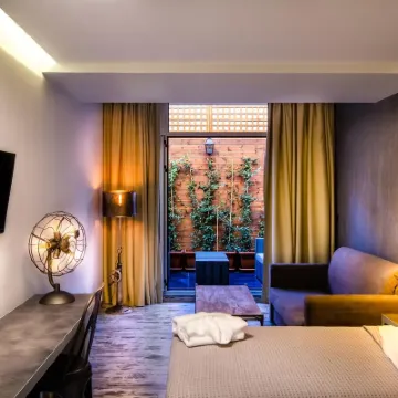 360 Degrees Hotels near Akropolis Metro Station