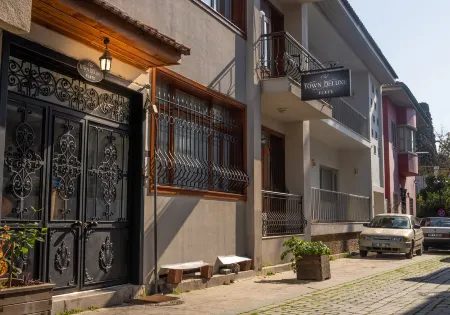 Old Town Deluxe Flats Отели рядом с достопримечательностью «Ворота Адриана»