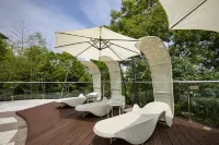 Mount Emei Baiyuting Yunjian Tangquan B&B